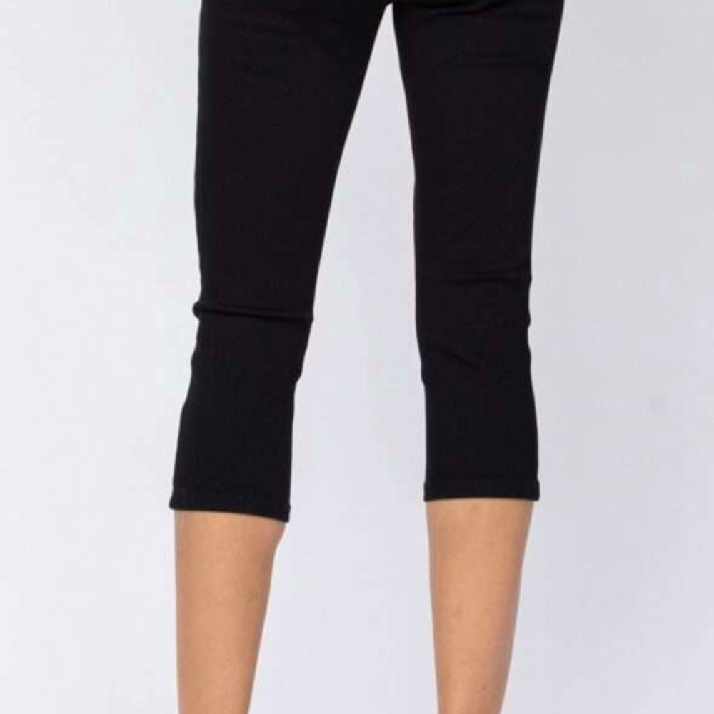Black Judy Blue Mid Rise Skinny Capri